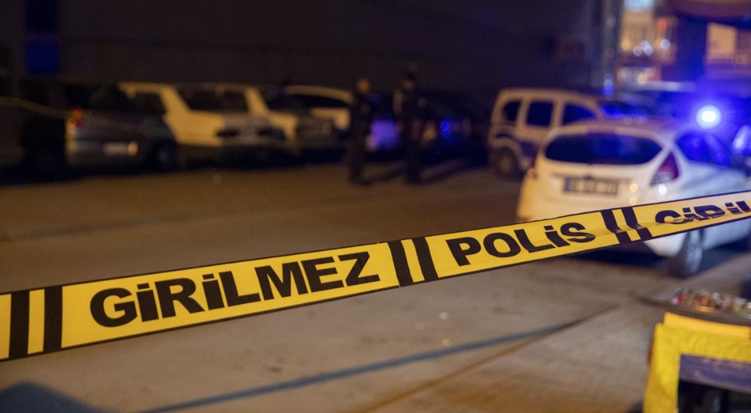 Antalya’da bir kişi kuzenini boş arazide silahla öldürdü