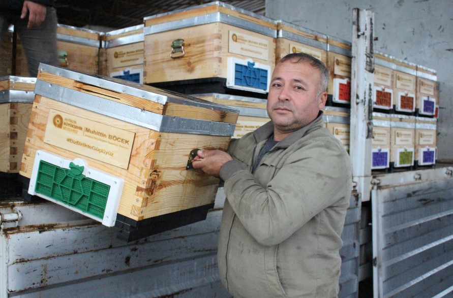 Kemer’de 33 arı üreticisine kovan desteği yapıldı