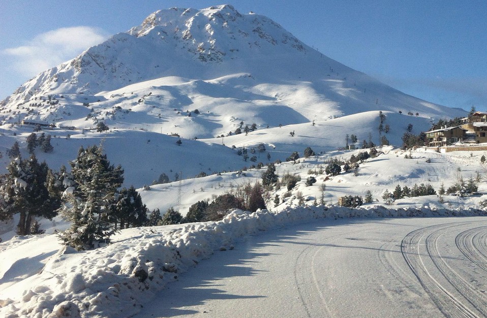 Antalya’ya 1900 metre yükseklikte olan Saklıkent’e mevsimin ilk karı düştü!