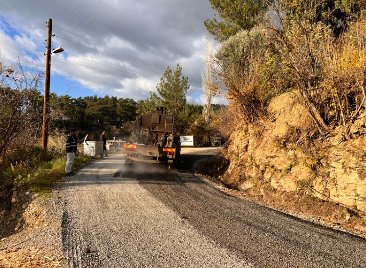Gazipaşa’da 2 kilometre sathi asfalt ile bariyer çalışması gerçekleştirdi