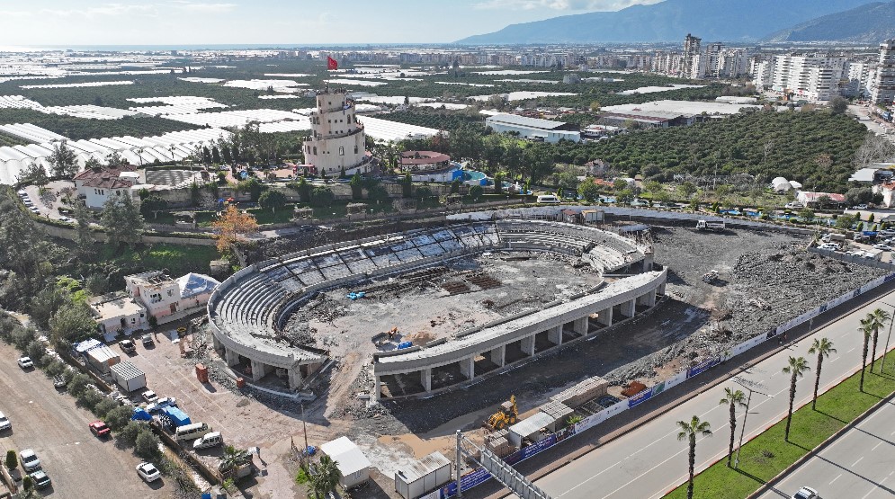 Kumluca Atatürk Stadyumu’nun yapımı hızla ilerliyor