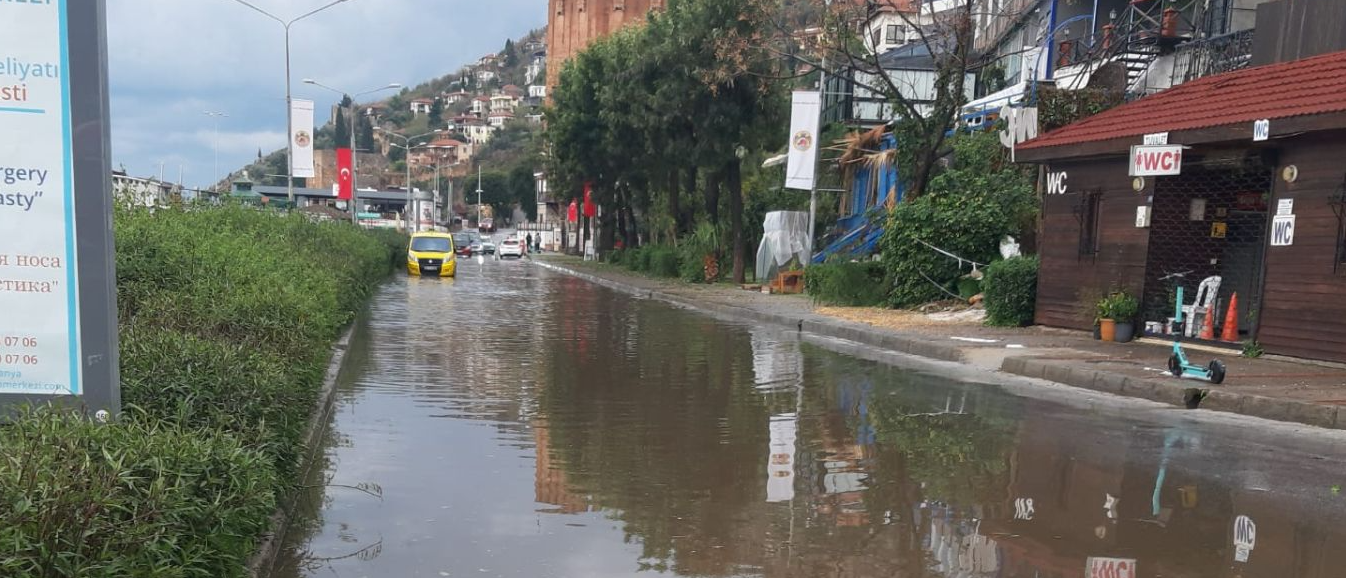 Antalya’nın O ilçesinde deniz taştı, cadde sular altında kaldı!