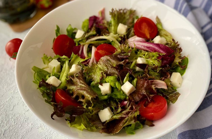 Antalya’ya özgü Akdeniz salatasını denediniz mi hiç? Yapması da bir o kadar basit!